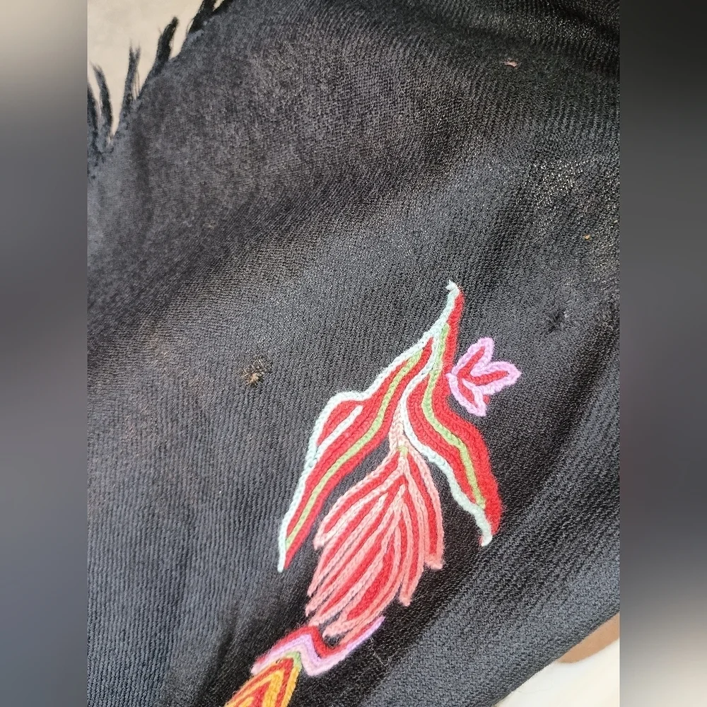 Embroidered Black Poncho with Floral Design_One Size
